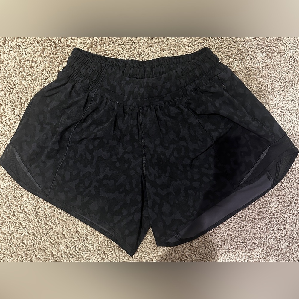 Lululemon Hotty Hot Shorts, size 4 Tall, 4in